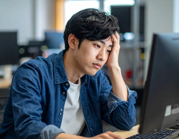 会場が空いてなくて絶望している男性