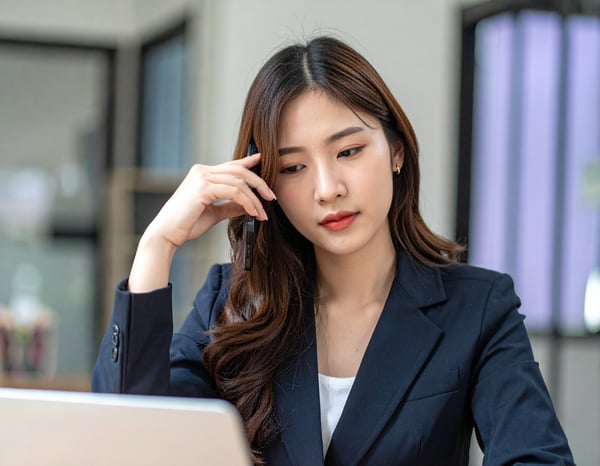 電話かけて疲れてる女性